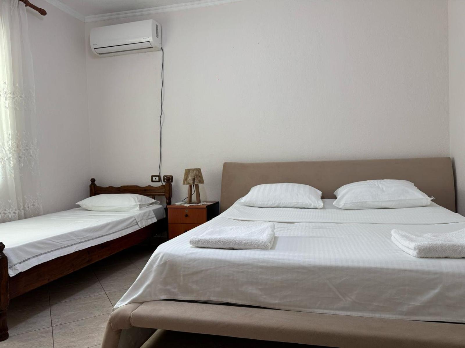 Isaraj Guest House Gjirokastër Esterno foto